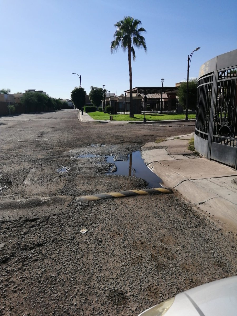 Esta fuga tiene semanas en la cerrada Alter real de Corceles residencial. Esta acabando con el pavimento. Y a dos cuadras de ahí por la calle Janto hay otra peor. ¿Para cuando nos atienden?
