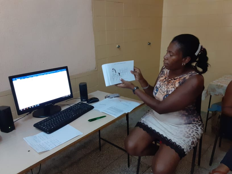edad_ci's tweet photo. #Laprimerainfancia continúa preparando a docentes y coordinadores demostrando como a través de las habilidades de la plástica se desarrolla la motricidad fina en la edad preescolar @dpestgo @CubaMined @RaulSamon @niurdisreyes #CubaViveYTrabaja https://t.co/ihpit1DMXx