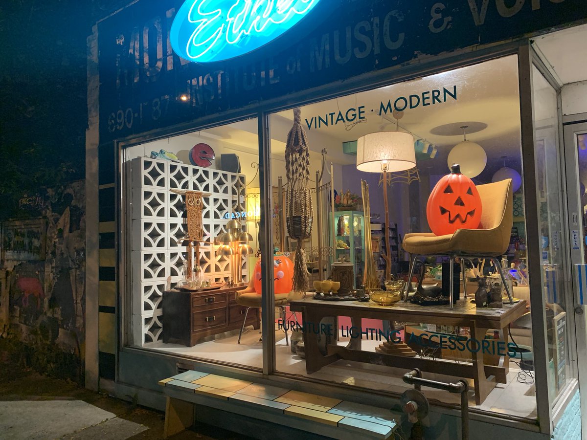 The shop window looks so #cozy at night!
#vintagetoronto #danfortheast