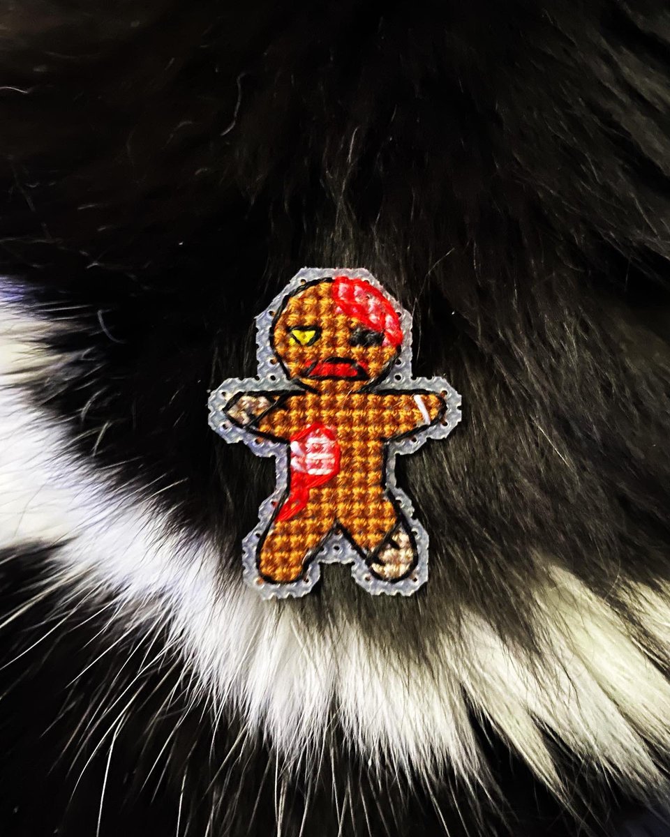 RoguexStitches's tweet photo. Day 4 of the #StolenHolidaySAL by @craftigurumi is this cute gingerdead man!

I can’t praise Craftigurumi’s use of backstitching enough! Just some simple stitches add so much detail, from the exposed ribs to the stitches on limbs! Love it!

#crossstitch #nightmarebeforechristmas https://t.co/8Fto1cUNxQ