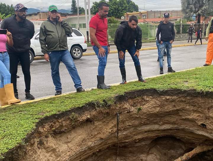 RafaelMaracay21's tweet photo. Estamos en la calle, en la avenida Aragua, ya estamos con todos los preparativos para solventar. Estamos activos siempre en búsqueda de cada situación, para responder y resolver inmediatamente como lo orienta nuestro Presidente @NicolasMaduro y nuestra Gob. @Soykarinacarpio https://t.co/Wvhml0sxZK