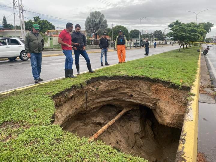 RafaelMaracay21's tweet photo. Estamos en la calle, en la avenida Aragua, ya estamos con todos los preparativos para solventar. Estamos activos siempre en búsqueda de cada situación, para responder y resolver inmediatamente como lo orienta nuestro Presidente @NicolasMaduro y nuestra Gob. @Soykarinacarpio https://t.co/Wvhml0sxZK