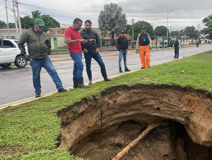 RafaelMaracay21's tweet photo. Estamos en la calle, en la avenida Aragua, ya estamos con todos los preparativos para solventar. Estamos activos siempre en búsqueda de cada situación, para responder y resolver inmediatamente como lo orienta nuestro Presidente @NicolasMaduro y nuestra Gob. @Soykarinacarpio https://t.co/Wvhml0sxZK