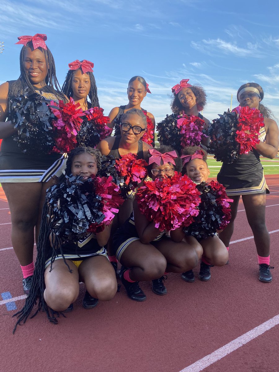 LeslieDever's tweet photo. @Eisenhower_AISD Ike Cheer on the move! https://t.co/pWrbOfOtCn