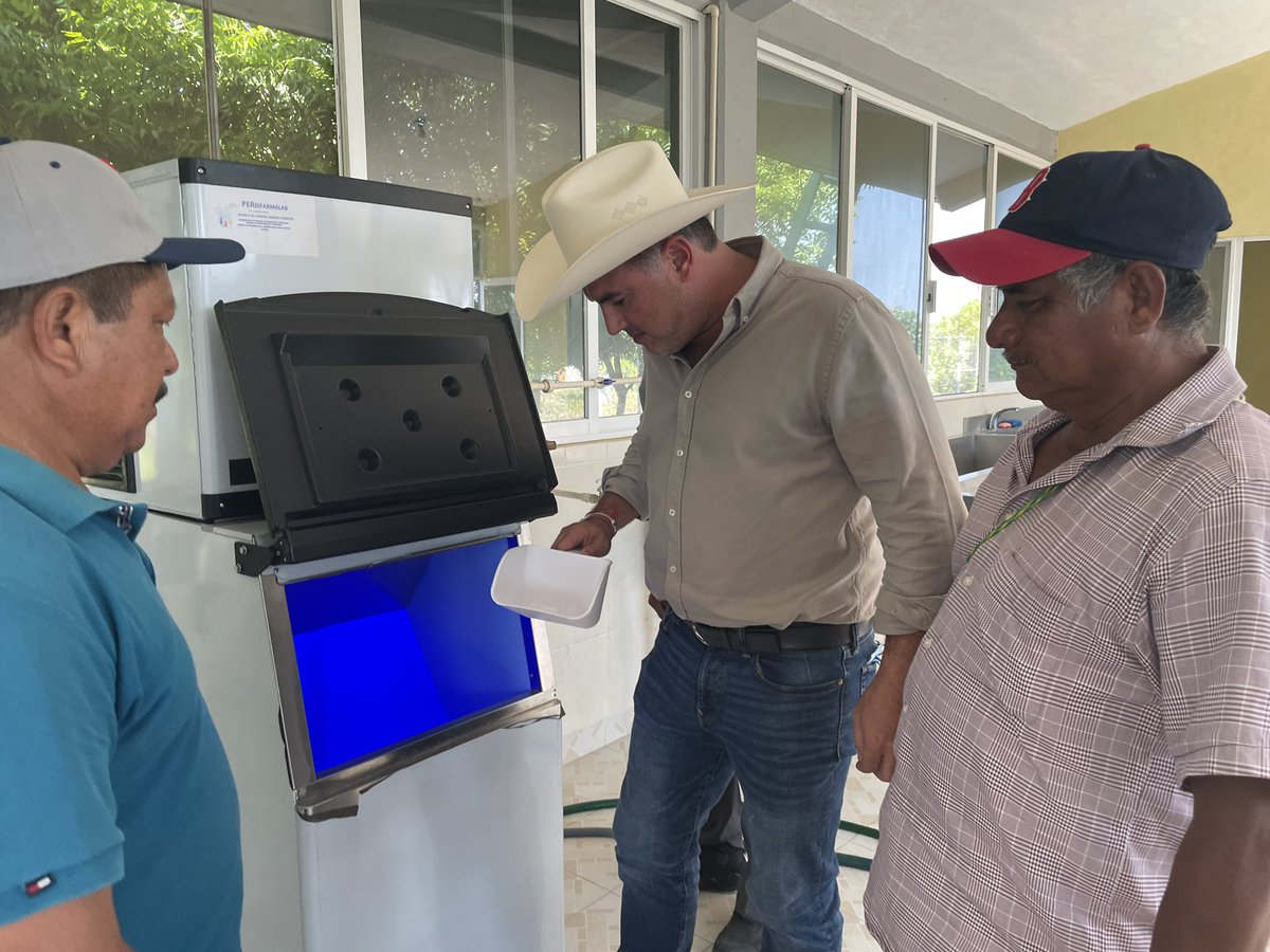 gabriel_cue's tweet photo. En San Francisco Ixhuatán.
coordinados con el @SENASICAOax Y
el #COSIA, entregamos a las
cooperativas camaroneras "Cerro Chico S.C. de R.L" y "Cerro Grande S.C. de R.L"
•Máquina de hielo
•Taras de plástico
•Hieleras
•Botas y mandiles.
(A cada una) https://t.co/wgtcK3PS22