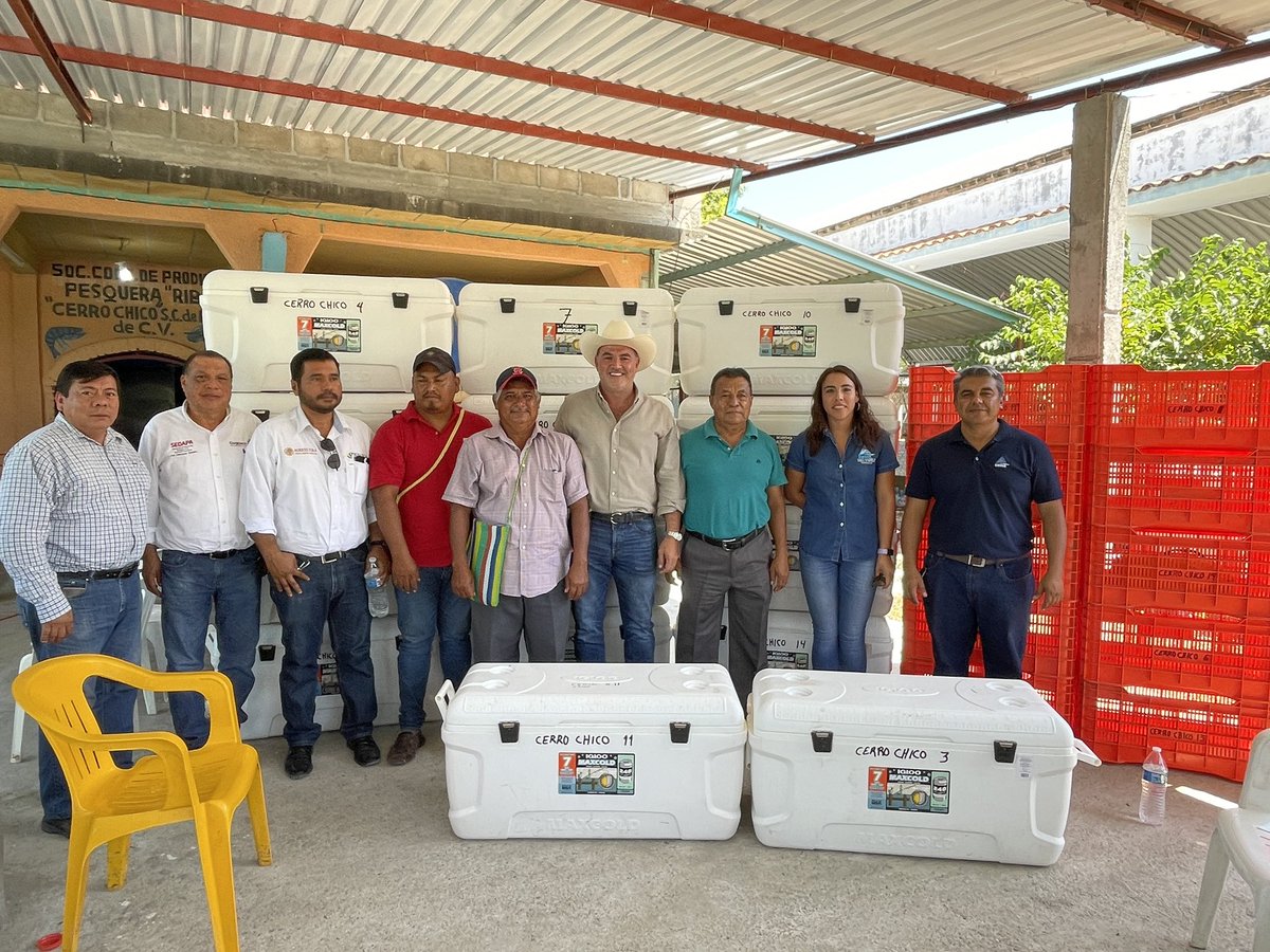 gabriel_cue's tweet photo. En San Francisco Ixhuatán.
coordinados con el @SENASICAOax Y
el #COSIA, entregamos a las
cooperativas camaroneras "Cerro Chico S.C. de R.L" y "Cerro Grande S.C. de R.L"
•Máquina de hielo
•Taras de plástico
•Hieleras
•Botas y mandiles.
(A cada una) https://t.co/wgtcK3PS22