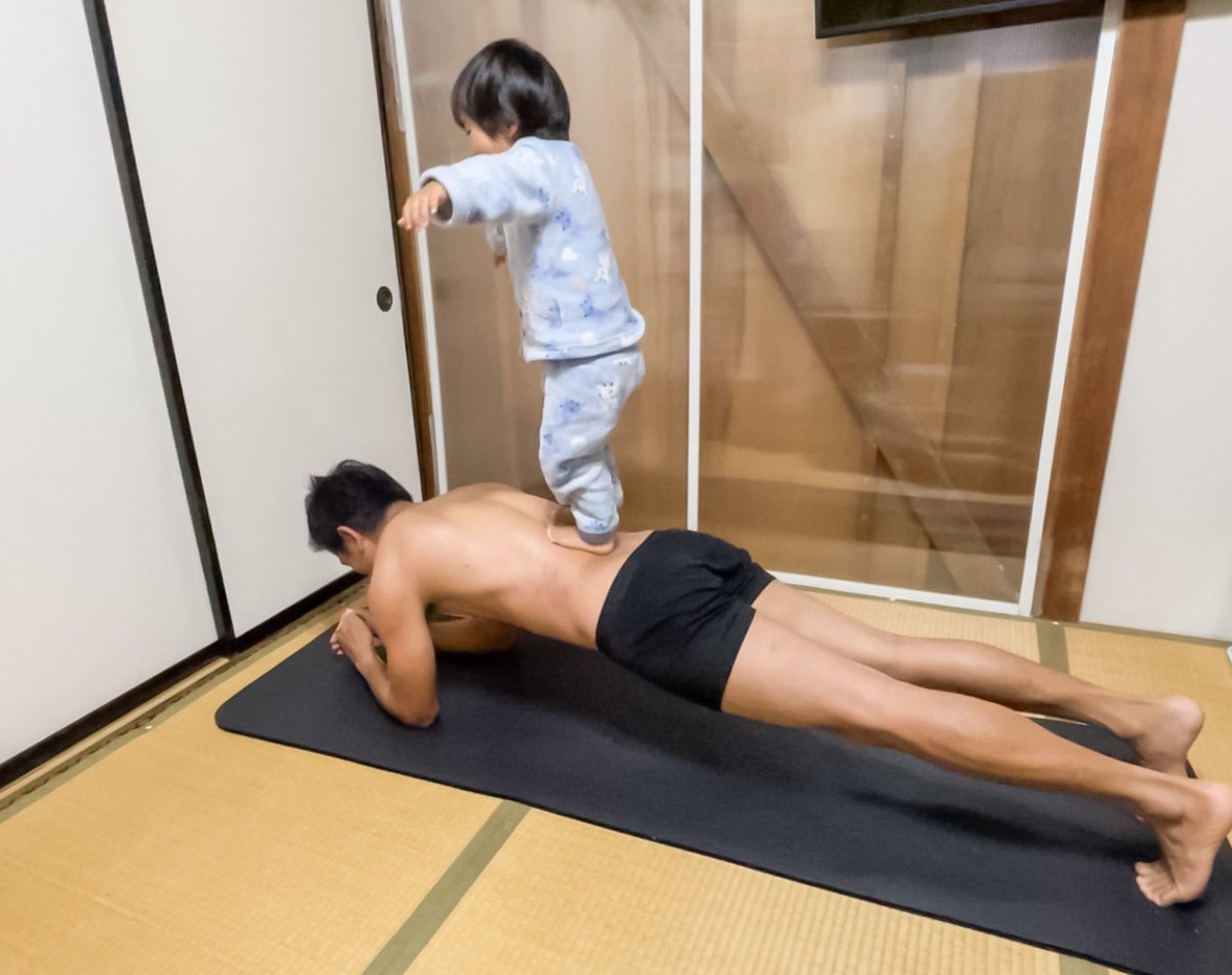 xxxryuya's tweet photo. FOORUSHでダイエット勝負を始めたら2歳の娘が前のめりでコーチングしてくれます

フォームチェック
栄養補給
追い込み
ダンス

なんでもござれー https://t.co/4H48yAayp5