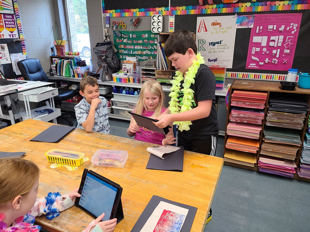 ArtRhta's tweet photo. 4th grade learners came to art today to teach the 2nd grade artists how to post their artwork on Artsonia. Did you know RHTA has over 1,500 pieces of artwork in our online gallery? @NRCSStem @NRCSRangers @Artsonia https://t.co/wuqMpISJxO