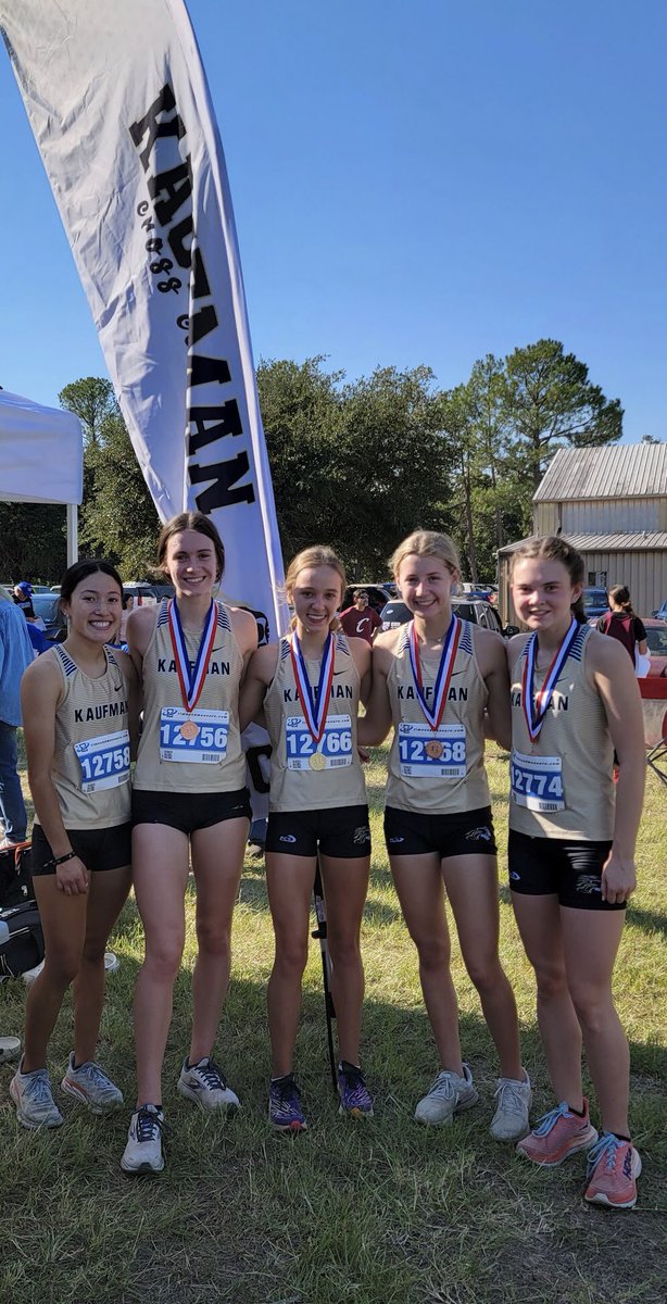 The Varsity Lady Lions XC team placed 1st at the Lindale Eagle Invitational! Medalists were Katie Tucker (1st), Madi Thurston (3rd), Rylie Stone (6th), and Allie Page (8th). Go Lions! 🥇🦁