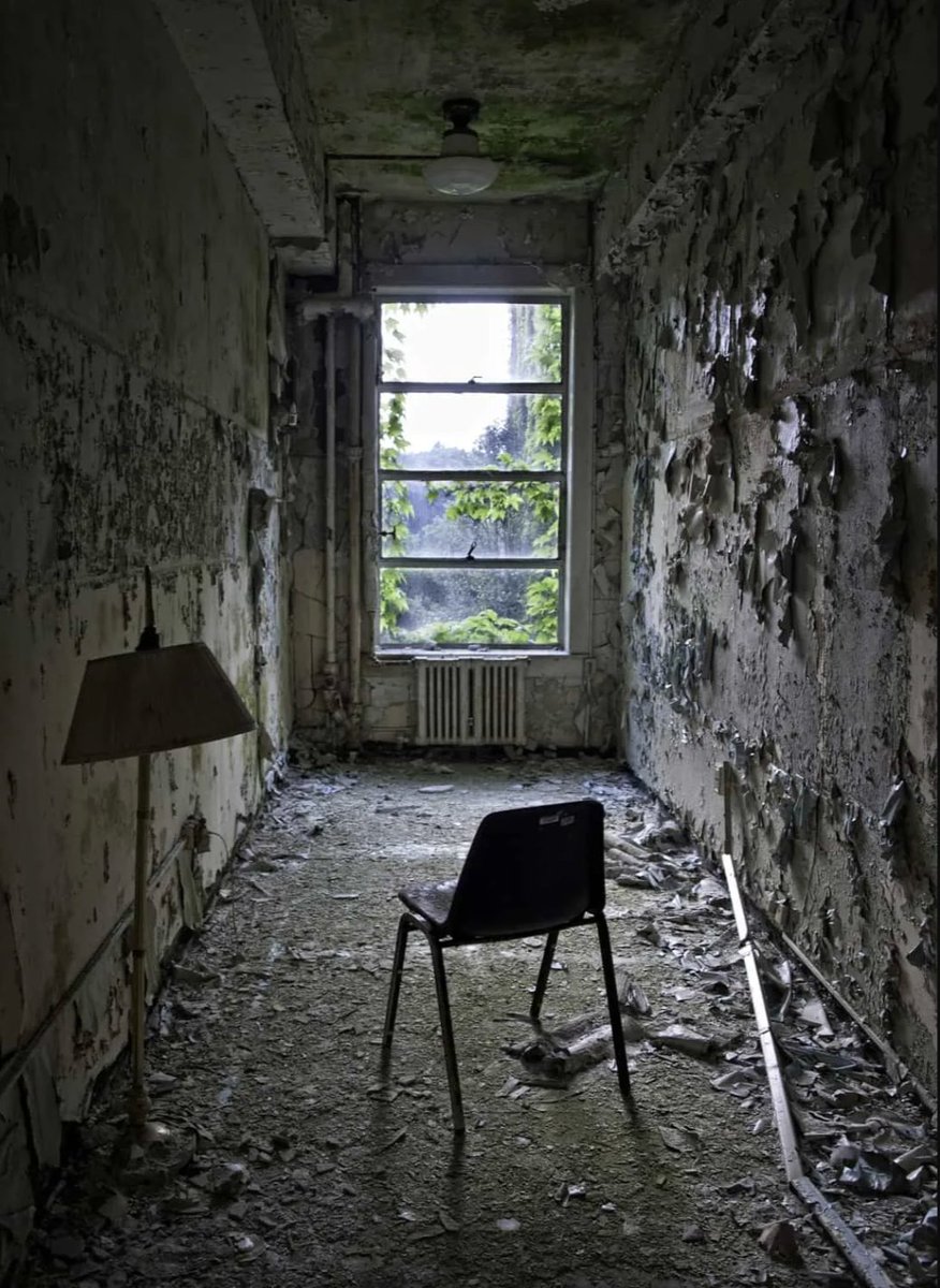 Route1V's tweet photo. DAY SIX : Places that make your skin #creep and crawl along #usroute1 | #Boston Psychopathic Hospital @abandonedameric
Follow link for full view
https://t.co/HV4tfwLroj https://t.co/tvCxolFUVS