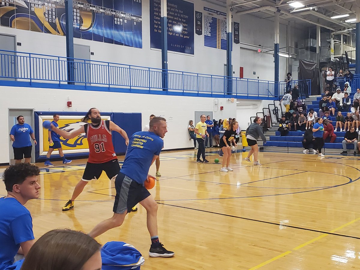 SandburgHS's tweet photo. Get here! Staff vs Students Dodgeball @DSmithCSHS @Rnolting21 @CHSD230 https://t.co/M0RkndkkPP