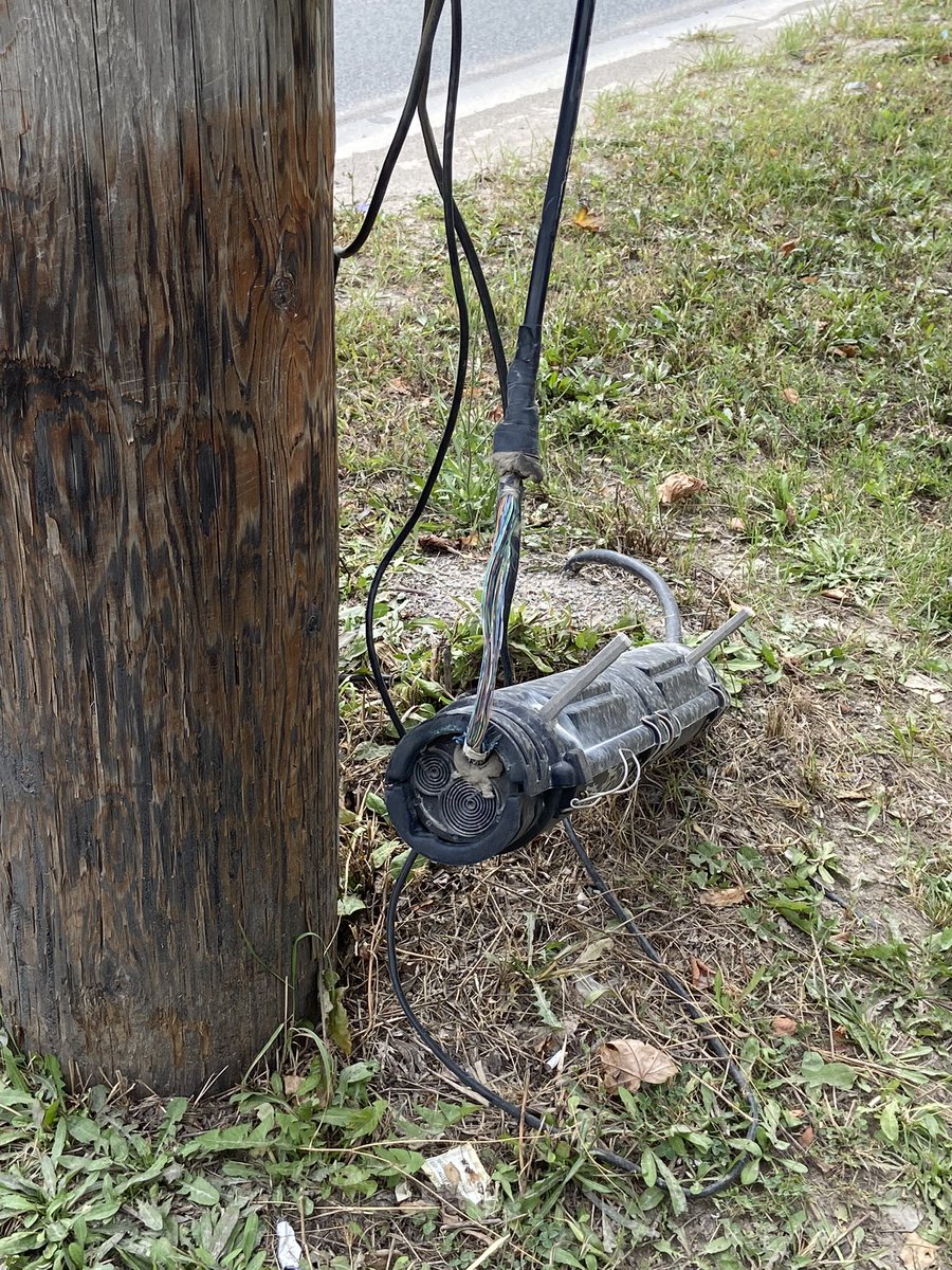 2fasst's tweet photo. @Bell Please help. For 3 years our business phone lines go dead every few months. A Bell tech found the problem today, although left saying “it’s infrastructure, nothing I can do”. Called “611”, they believe our issue is due to a wiring issue IN our building. https://t.co/Usq2XwzpQ3