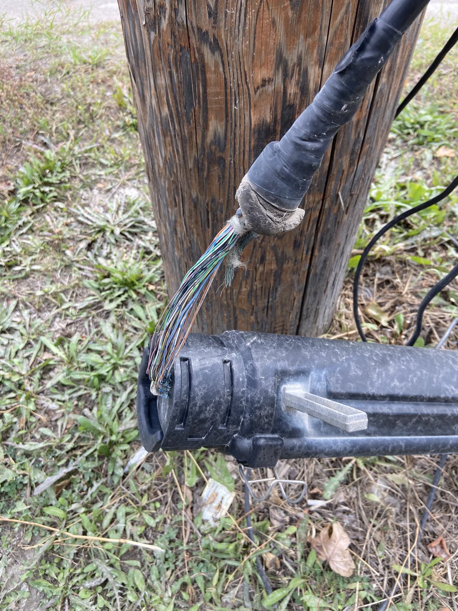 2fasst's tweet photo. @Bell Please help. For 3 years our business phone lines go dead every few months. A Bell tech found the problem today, although left saying “it’s infrastructure, nothing I can do”. Called “611”, they believe our issue is due to a wiring issue IN our building. https://t.co/Usq2XwzpQ3
