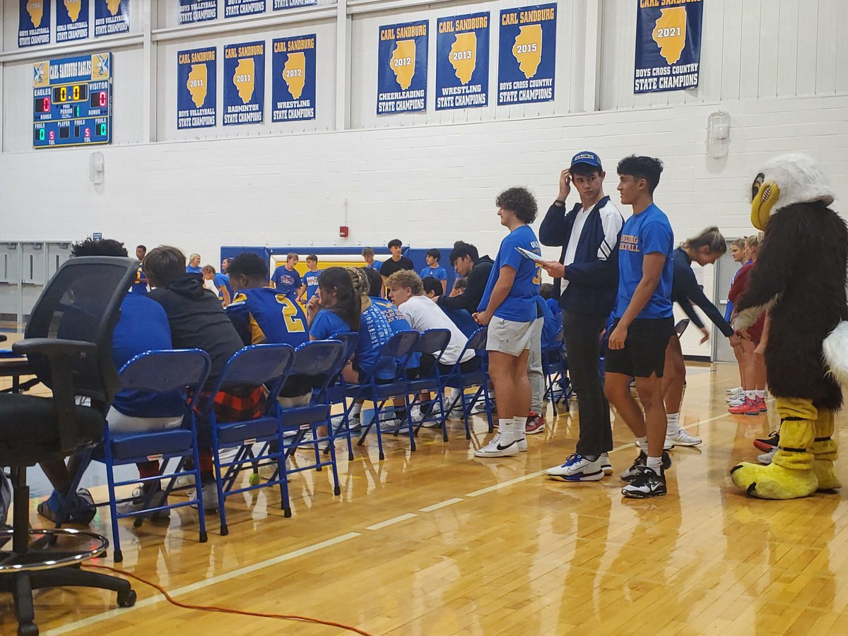 SandburgHS's tweet photo. Get here! Staff vs Students Dodgeball @DSmithCSHS @Rnolting21 @CHSD230 https://t.co/M0RkndkkPP