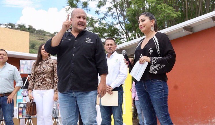 AnaLucia_Cam's tweet photo. Como último punto, acompañamos al gobernador @EnriqueAlfaroR a #Tototlán, donde de la @SaderJal entregamos casi 250 mil pesos para el ejido #Coinan y 200 mil para el Vivero Municipal. 😀 https://t.co/txvQLnzIzc