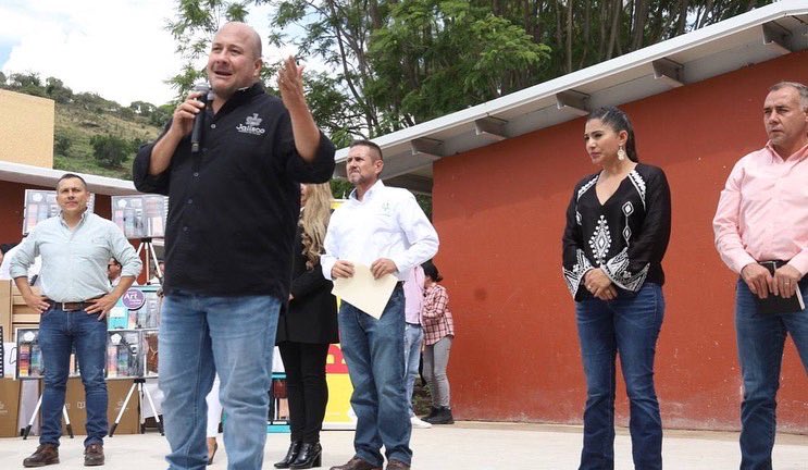 AnaLucia_Cam's tweet photo. Como último punto, acompañamos al gobernador @EnriqueAlfaroR a #Tototlán, donde de la @SaderJal entregamos casi 250 mil pesos para el ejido #Coinan y 200 mil para el Vivero Municipal. 😀 https://t.co/txvQLnzIzc