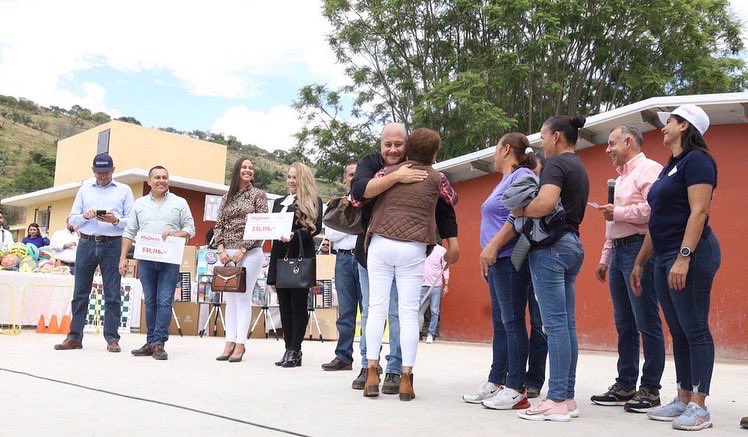 AnaLucia_Cam's tweet photo. Como último punto, acompañamos al gobernador @EnriqueAlfaroR a #Tototlán, donde de la @SaderJal entregamos casi 250 mil pesos para el ejido #Coinan y 200 mil para el Vivero Municipal. 😀 https://t.co/txvQLnzIzc