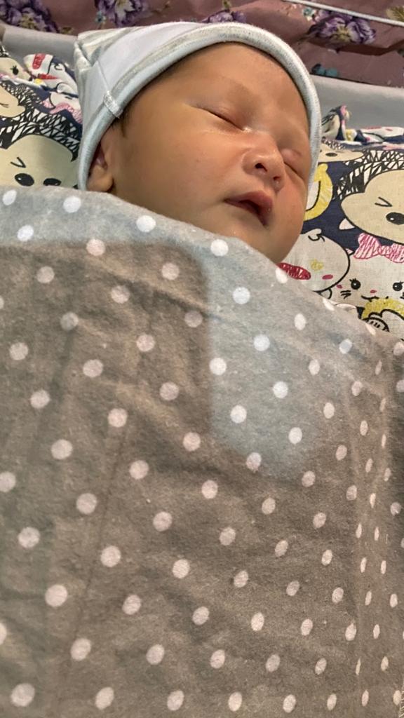 Ayu_adhitya's tweet photo. Alhamdulillah telah lahir ank ke3 kami secara caesar di rsud am parikesit pada hari kamis tanggal 29/9/22 jam 09.28 pagi berat 3kg panjang 48cm berjenis kelamin laki2..MasyaAllah.. ❤️ https://t.co/zJjo8OhQgb