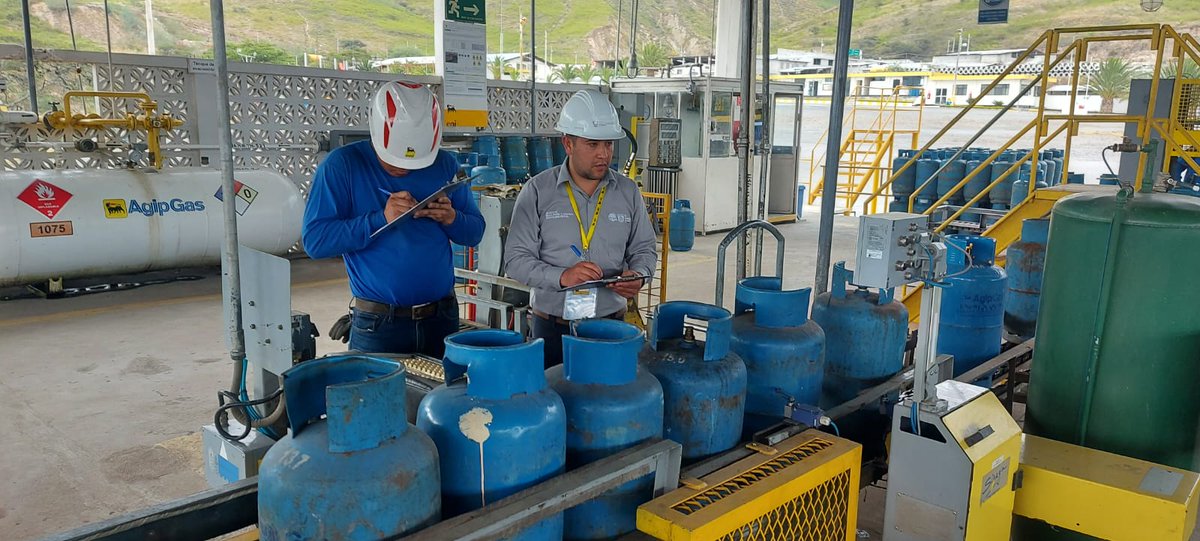ARCOM_Ecu's tweet photo. ✅#Manabí 👷🏼‍♂️📋
- Inspeccionamos vehículos que transportan GLP en Planta de Envasado Duragas Montecristi. 
- En Terminal Barbasquillo inspeccionamos autotanques.

✅#Imbabura | Verificamos despacho, peso y estado de cilindros (15 kg) en Planta de envasado ENI Ecuador S.A., Ibarra. https://t.co/wK7fs1wSth