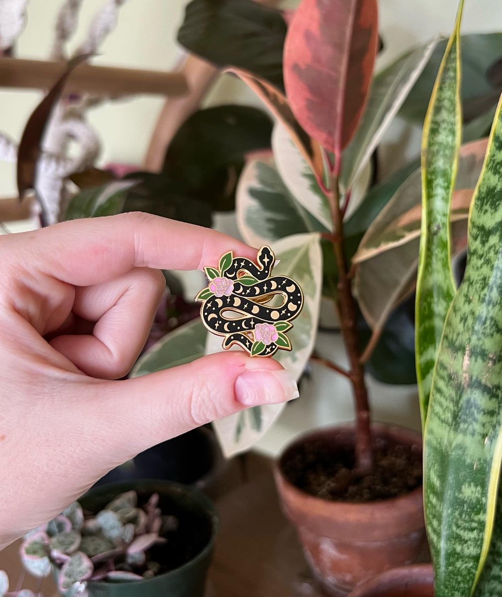 chouetterin's tweet photo. serpent pin will always be one of my all time favs 🐍✨ https://t.co/z9kicMbupy