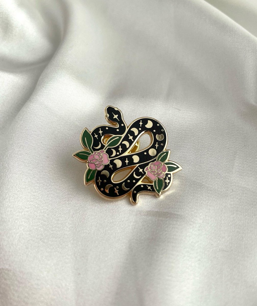 chouetterin's tweet photo. serpent pin will always be one of my all time favs 🐍✨ https://t.co/z9kicMbupy
