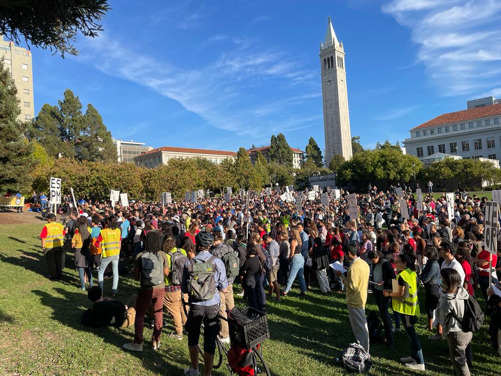 UAW5810's tweet photo. HAPPENING NOW - Thousands of workers gather at @UCBerkeley to demand that @UofCalifornia pay us a living wage! cc: @uaw2865 @sruuaw https://t.co/pu0RS9ahyp