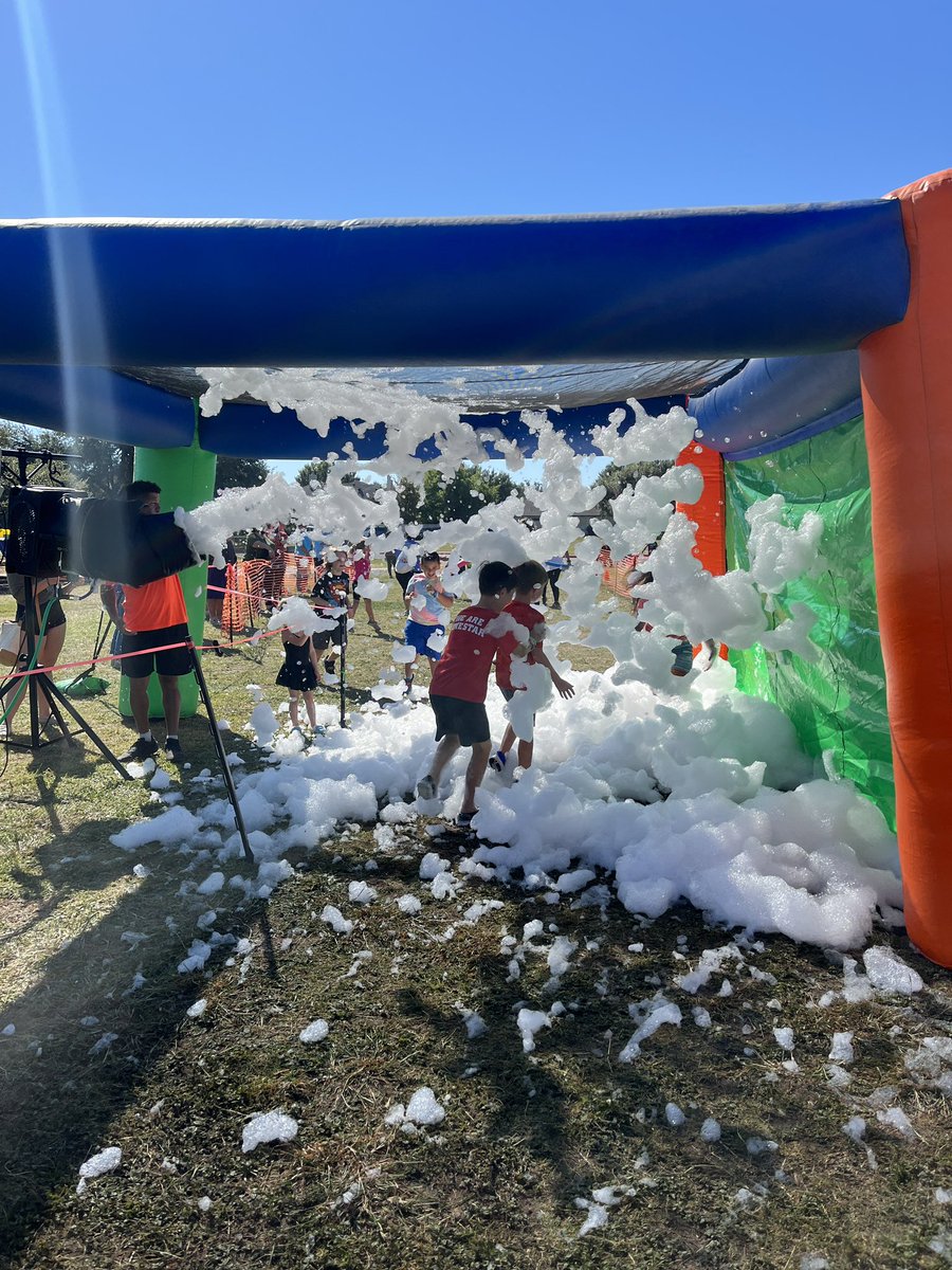 Mrs_Green___'s tweet photo. We had a blast today!!!! 🫧🪩🥳#adventuredash #nauknights @NaumannPta https://t.co/vBlm9xINGd