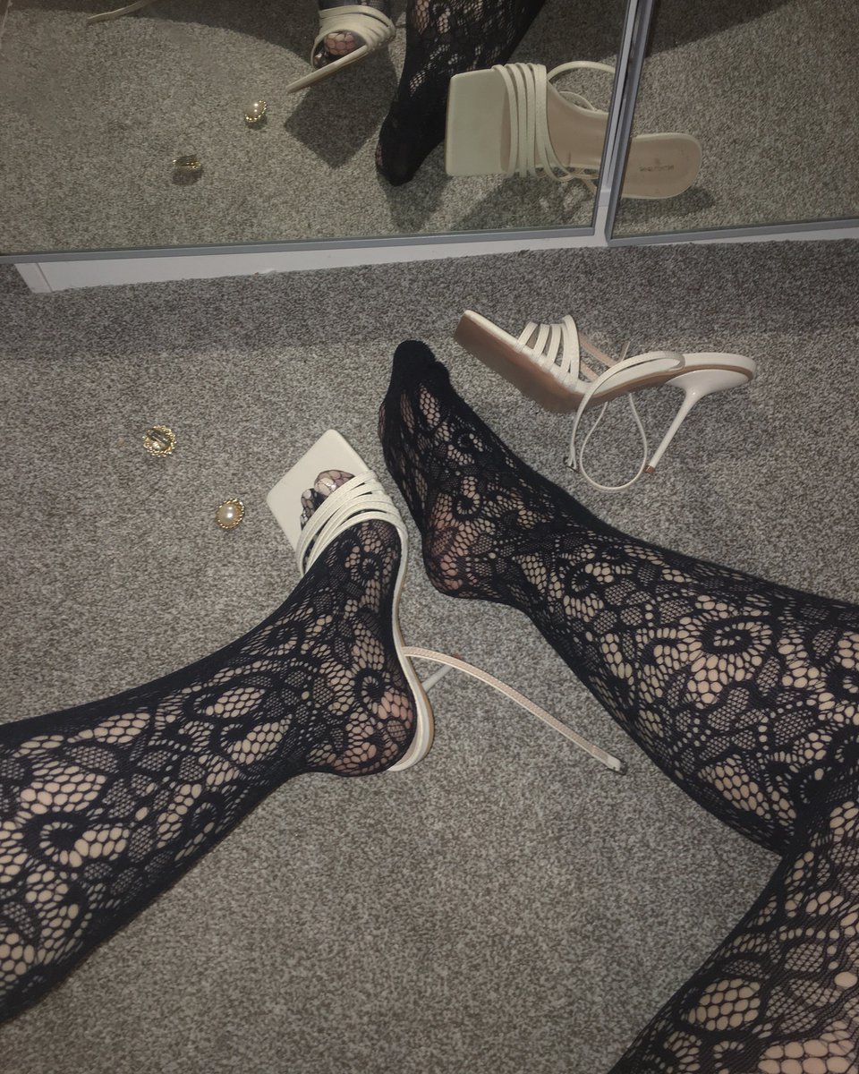 Elizabethssoul's tweet photo. LOOK AT MY PRETTY FEET. Want a personal video where I say your name as I cover my stockings and feet in cream, direct message me NOW 💖  #feetworship #feetfethish #feetpicsforsales #feetpicbuyer #feetmoneyslave #softfeet #stockings #footmassage #sugardaddy https://t.co/yDDBGzf62q