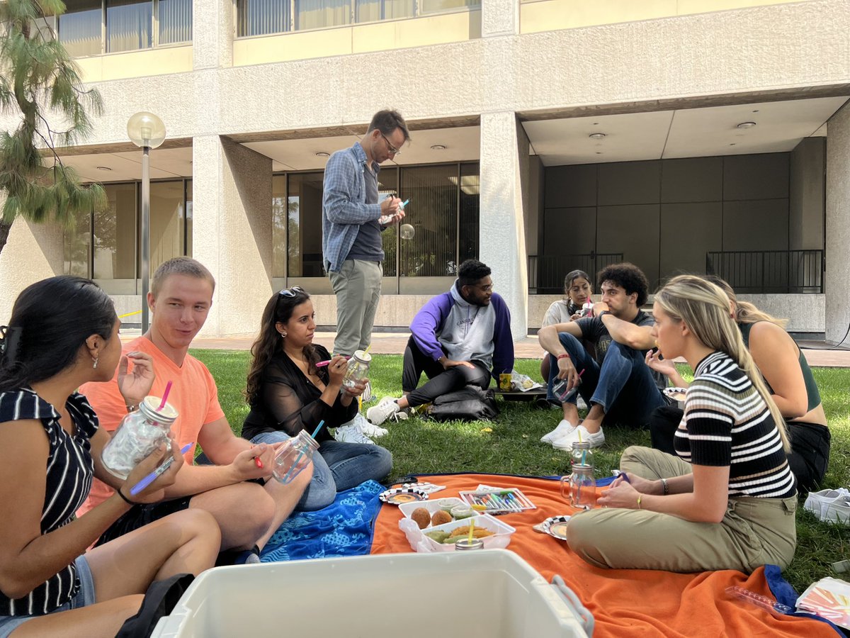 diflams's tweet photo. grateful today for friends, lovely weather, empanadas, fried cheese balls and an arts & crafty afternoon @USCGouldLaw #FirstGenProfessionals https://t.co/FURW1FEWiF