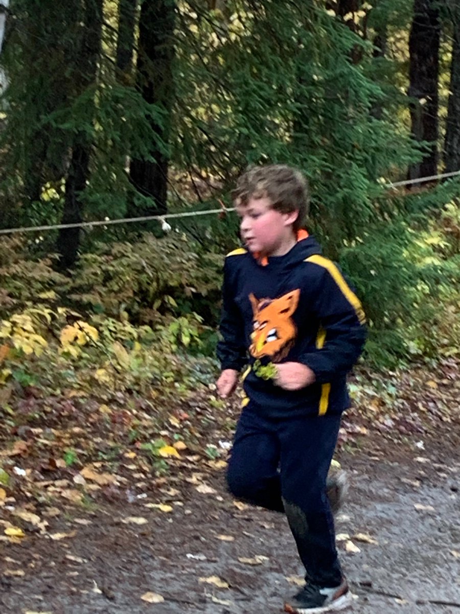 MoniqueMayer9's tweet photo. La pluie et le froid n'empêchent pas nos Sangliers de briller lors de la course cross-country. @Daph_Wallbridge @CSCDGR https://t.co/cSNygQVklx