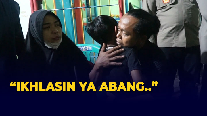 KompasTV's tweet photo. Tangis Haru Keluarga Iringi Kedatangan Jenazah Korban Tembok Roboh MTsN 19 Pondok Labu https://t.co/ae92mzCfe6 https://t.co/dQXucrKf9n