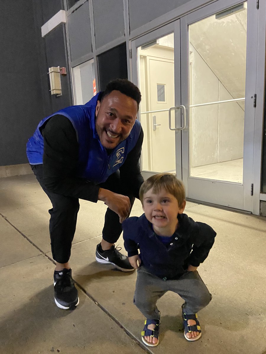 MegMMiley's tweet image. Jack wanted to say “bye bye”
to everyone he walked by, and tonight it happened to be Mr.@Charlie who was so gracious at the encounter @CharlieBatch16