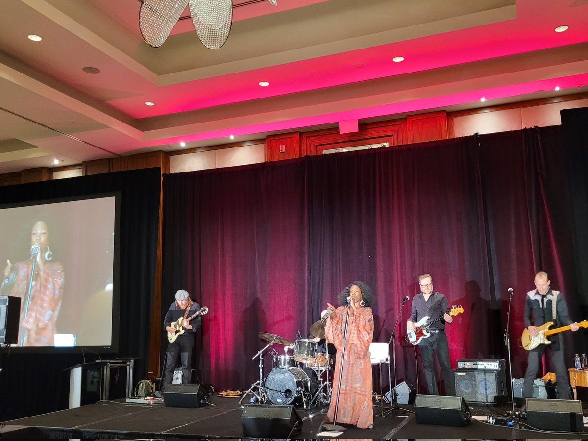 CdnChamberofCom's tweet photo. The fabulous @theDioneTaylor hits the stage to close out the night! #CCCBusinessAwards https://t.co/x069XUkqBW