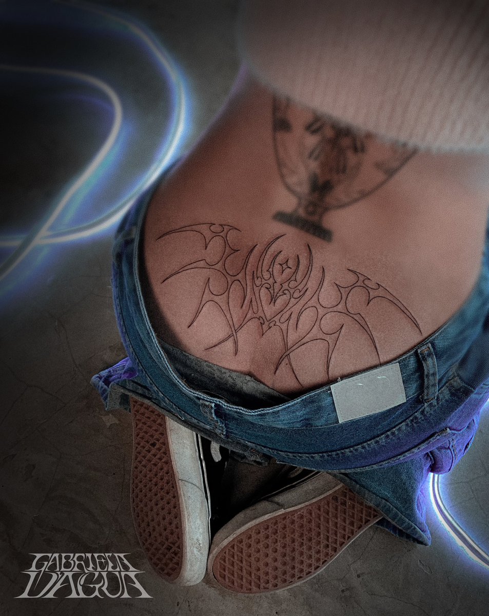 gabdagua's tweet photo. • cybertribal tramp stamp tattoo

essa tattoo aqui é pra se sentir 500% mais gostosa https://t.co/Xc96E1cqdw