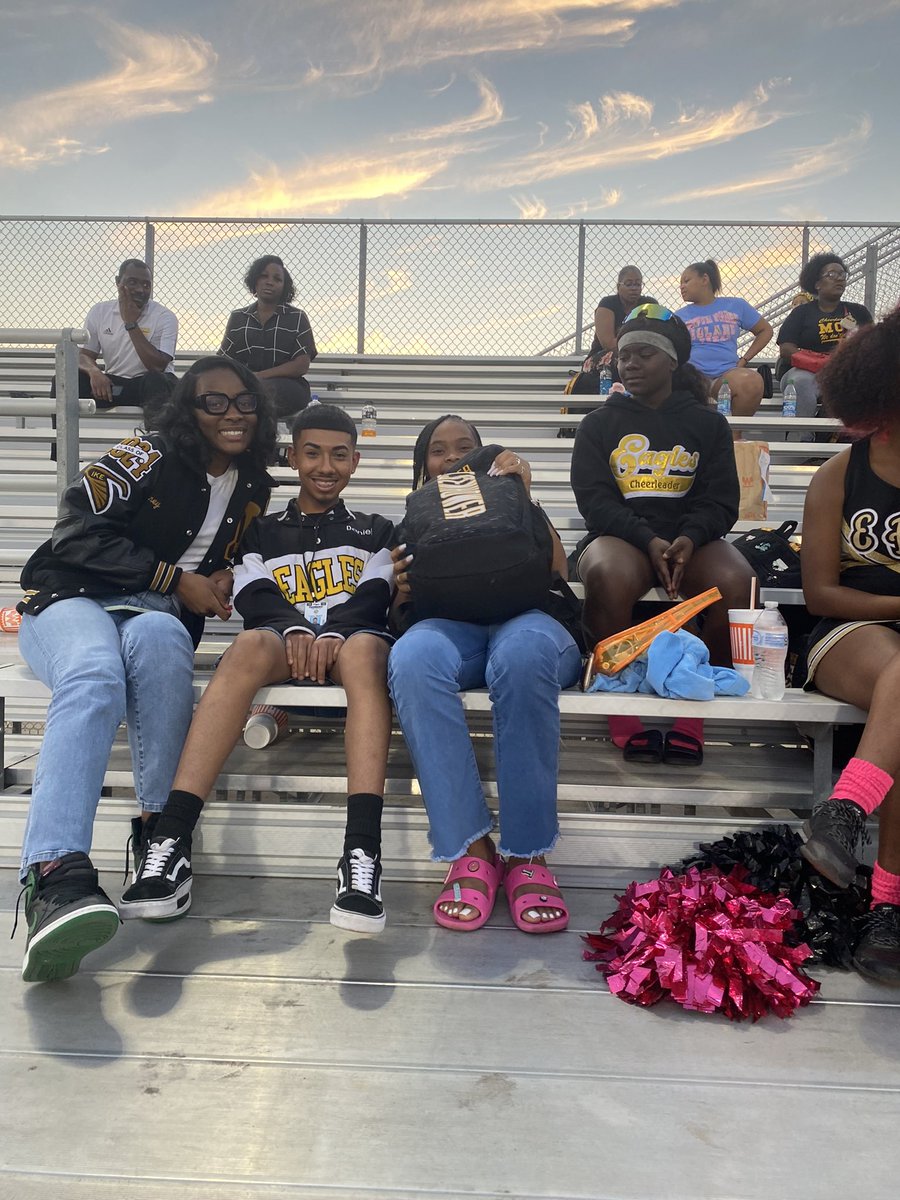 LeslieDever's tweet photo. Eisenhower H.S. JV Eagles are on the moves! https://t.co/Iz9NSUGzYV