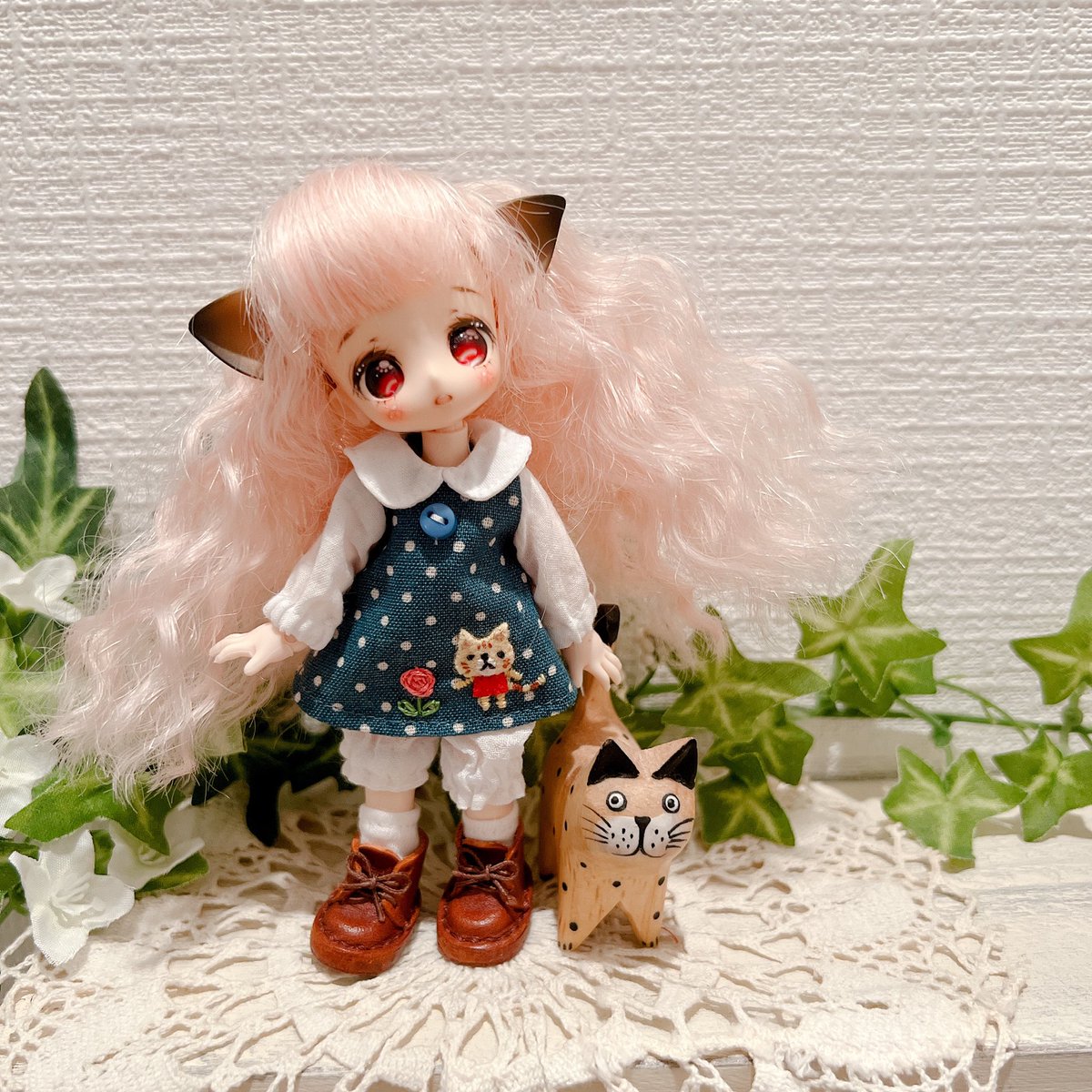 dolly_maron3's tweet photo. モデルさんボディはオビツ11 😊
深みのある青みがかったグリーンのピンドット生地にねこちゃんをアップリケしました😻
#らぴすのこばこ https://t.co/xxnZw3f2rz
