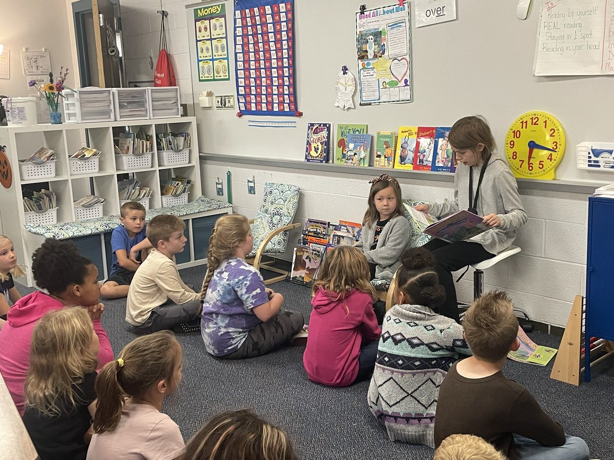 Second graders enjoyed a special guest reader today! <a href="/SLCSSalem/">Salem Elementary</a>