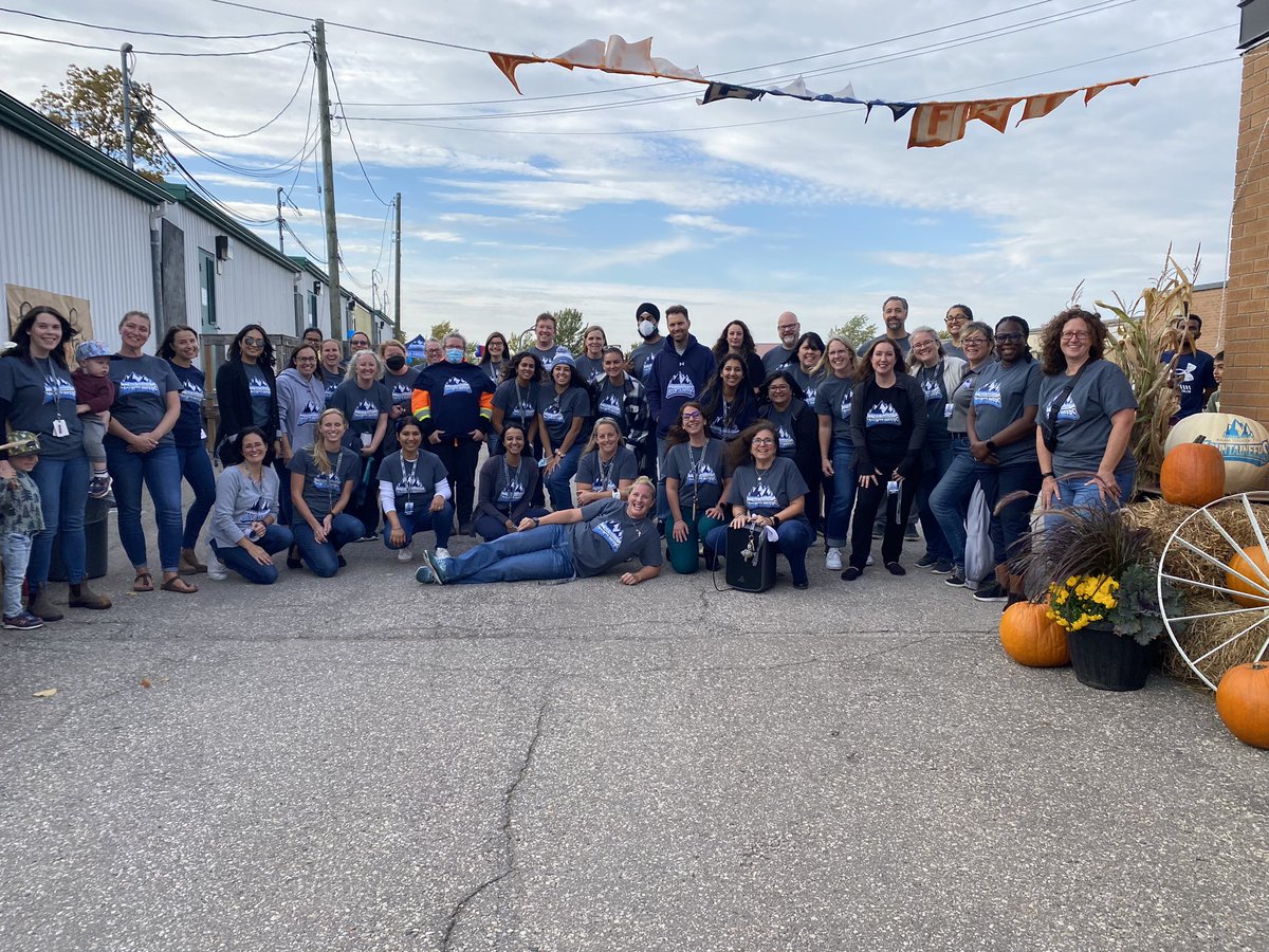 Lindsay_Avery's tweet image. Thankful for this crew!💙🏔️💙 What a great night we had with our MYPS community!