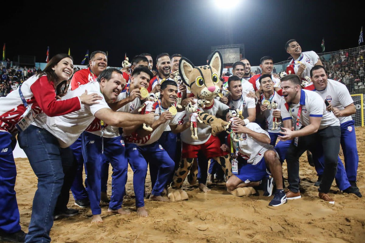 lospynandipy's tweet photo. #FamiliaPynandi 👣 

🥇 Tiríka celebra el oro con Los Pynandi. 🐱😂💪🏼

¡Vamos Paraguay!

#APFFútbolPlaya 🇵🇾 
#ASU2022 🙌🏼 https://t.co/JVqLuRbNRU