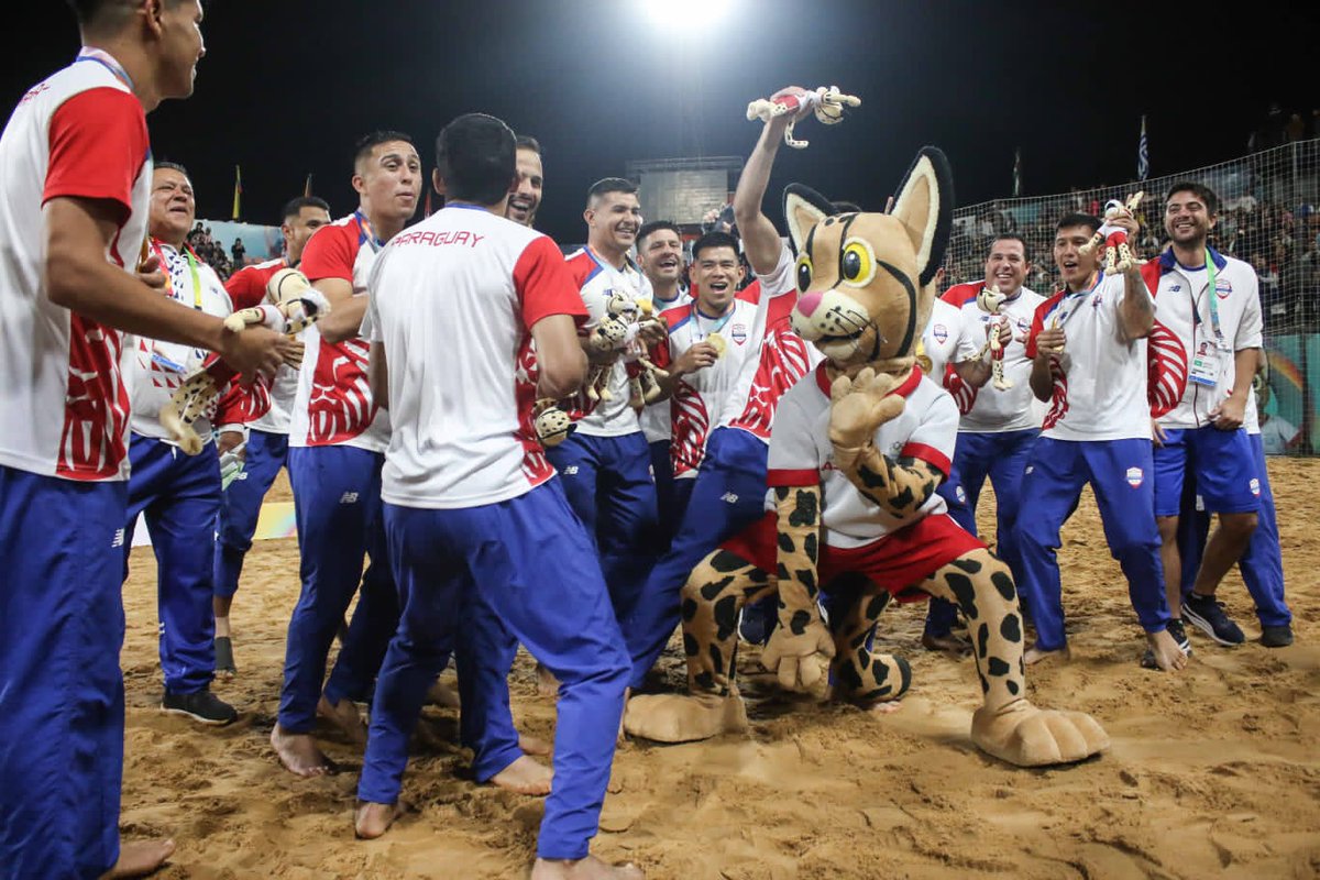 lospynandipy's tweet photo. #FamiliaPynandi 👣 

🥇 Tiríka celebra el oro con Los Pynandi. 🐱😂💪🏼

¡Vamos Paraguay!

#APFFútbolPlaya 🇵🇾 
#ASU2022 🙌🏼 https://t.co/JVqLuRbNRU