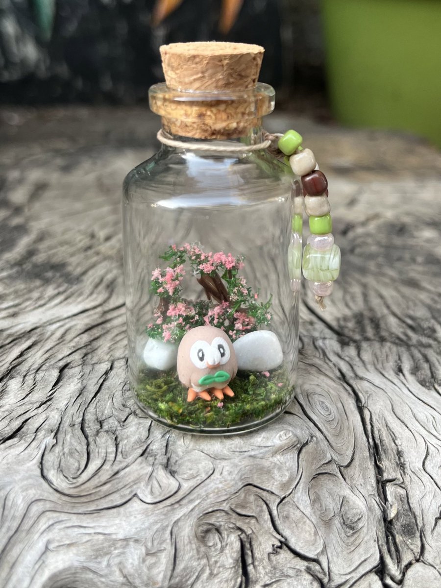 RedscaleDesign's tweet image. 🌸 Rowlet in a comfy meadow! Rowlet is truly a top tier starter 🦉 #pokemon #rowlet #pomemonart