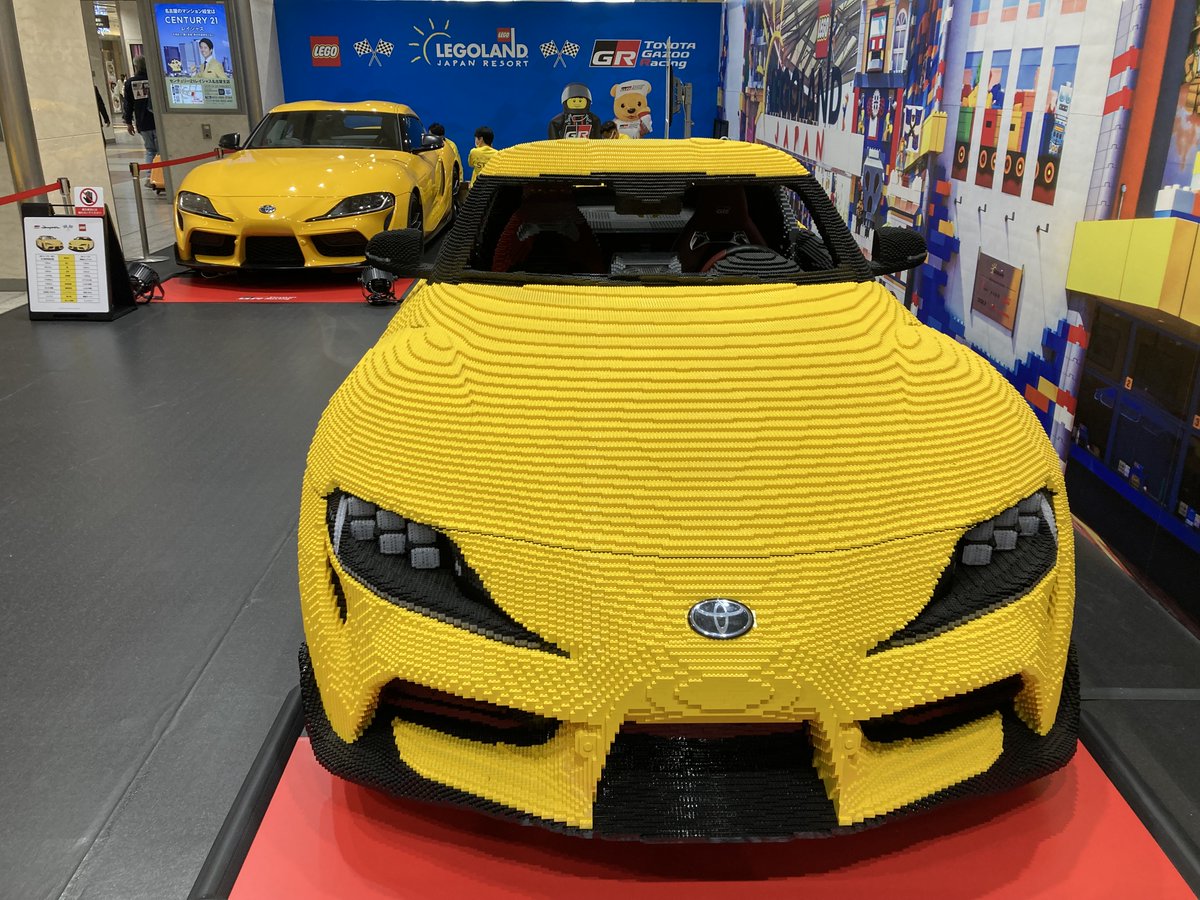 Arrived back in 🇯🇵 on business. Hopped on a bullet train 🚄 and arrived in Nagoya. Look at what I saw in the station – a real Toyota Supra and its Lego counterpart! Just unbelievable!