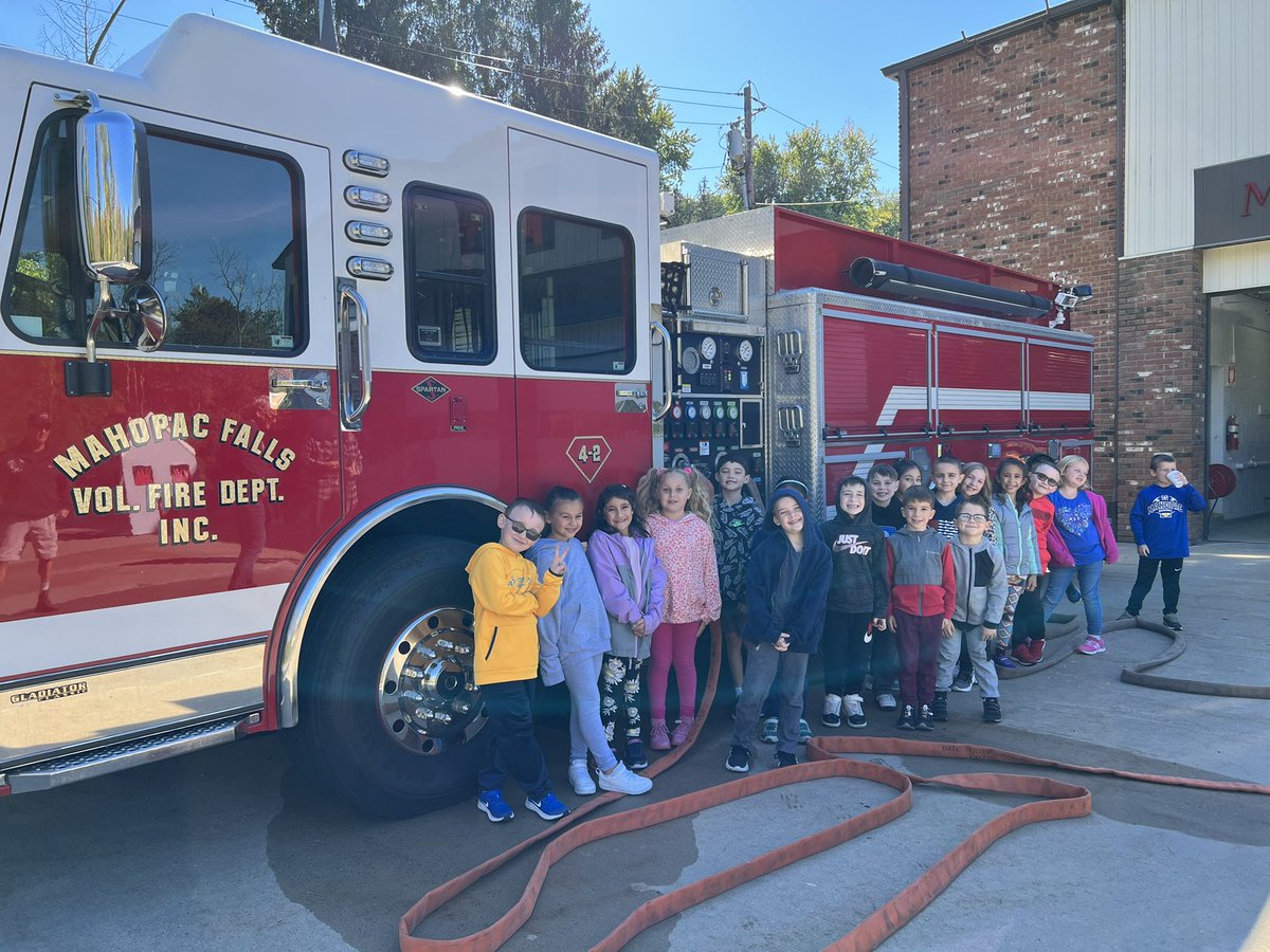 AmyRose2020's tweet photo. Thank you to the wonderful volunteers at the Mahopac Falls firehouse for welcoming us back today! 🚒 Our 2nd graders learned some great fire safety tips and we loved the tour of all of the trucks. The Oreos and milk are always a major bonus. 😉@ARPanthers https://t.co/LAc0ReLTkZ