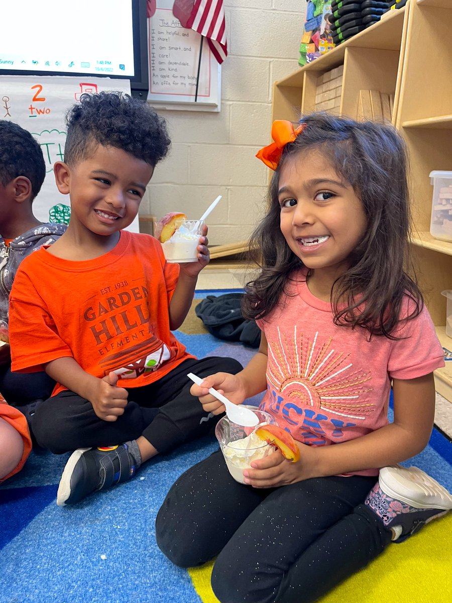 BilalsPreKClass's tweet photo. Today we wore orange for 🍑s!! (Did you know peaches are in the rose family?) We even made peach milkshakes together! 🥳 A tasty day of fun and learning! 😅 #gaprekweek #gapeaches @aps_OEL @APSGardenHills https://t.co/5WXvpUj0bi