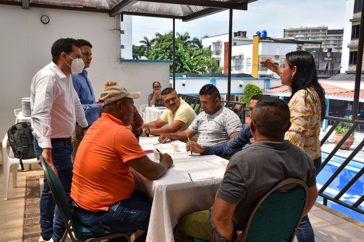 CNRCOMUNES's tweet photo. Hoy en el II Encuentro de líderes, lideresas y #FirmantesDePaz🕊️de Arauca exigimos soluciones al desplazamiento sufrido en el departamento
¡#Reclamamos garantías de retorno a nuestros territorios, queremos que el Alto Comisionado para la Paz Danilo Rueda nos escuche! ✊📢 https://t.co/SXGNOmeNYr