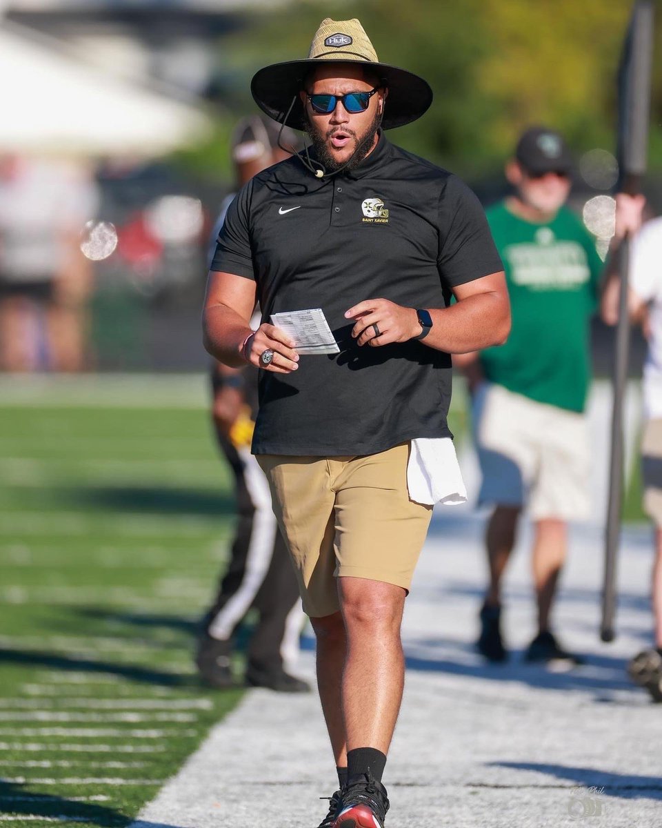 CatBorders_'s tweet photo. Happy National Coach’s Day to my favorite one 🙌🏼🏈💍 https://t.co/aCLvAVXqJB