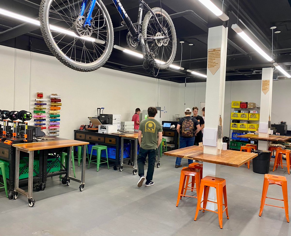 KidToyology's tweet photo. #Architecture students had a Great Field Trip to #STEMbassadors today in #Venutura! Super Awesome #Makerspace! @achs_scorpions @OxnardUnion @OUHSD_CE @VenturaCOE @HFTforSchools @SkillsUSA @actecareertech @instructables @tinkercad #CTE #STEAM #STEM #MakerSpace https://t.co/hcehSthqXJ
