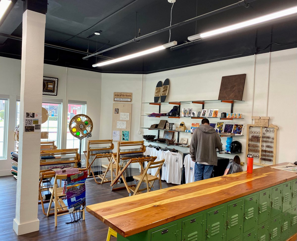 KidToyology's tweet photo. #Architecture students had a Great Field Trip to #STEMbassadors today in #Venutura! Super Awesome #Makerspace! @achs_scorpions @OxnardUnion @OUHSD_CE @VenturaCOE @HFTforSchools @SkillsUSA @actecareertech @instructables @tinkercad #CTE #STEAM #STEM #MakerSpace https://t.co/hcehSthqXJ