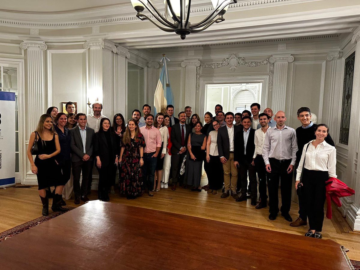 zaritzky's tweet photo. La Embajada Argentina en los Estados Unidos 🇦🇷 hoy fue el lugar de encuentro de exalumnas y exalumnos de la Universidad Torcuato Di Tella.

Gracias al programa de becas de la @utditella pude estudiar lo que todavía me gusta tanto. https://t.co/5vbQfOZTxs