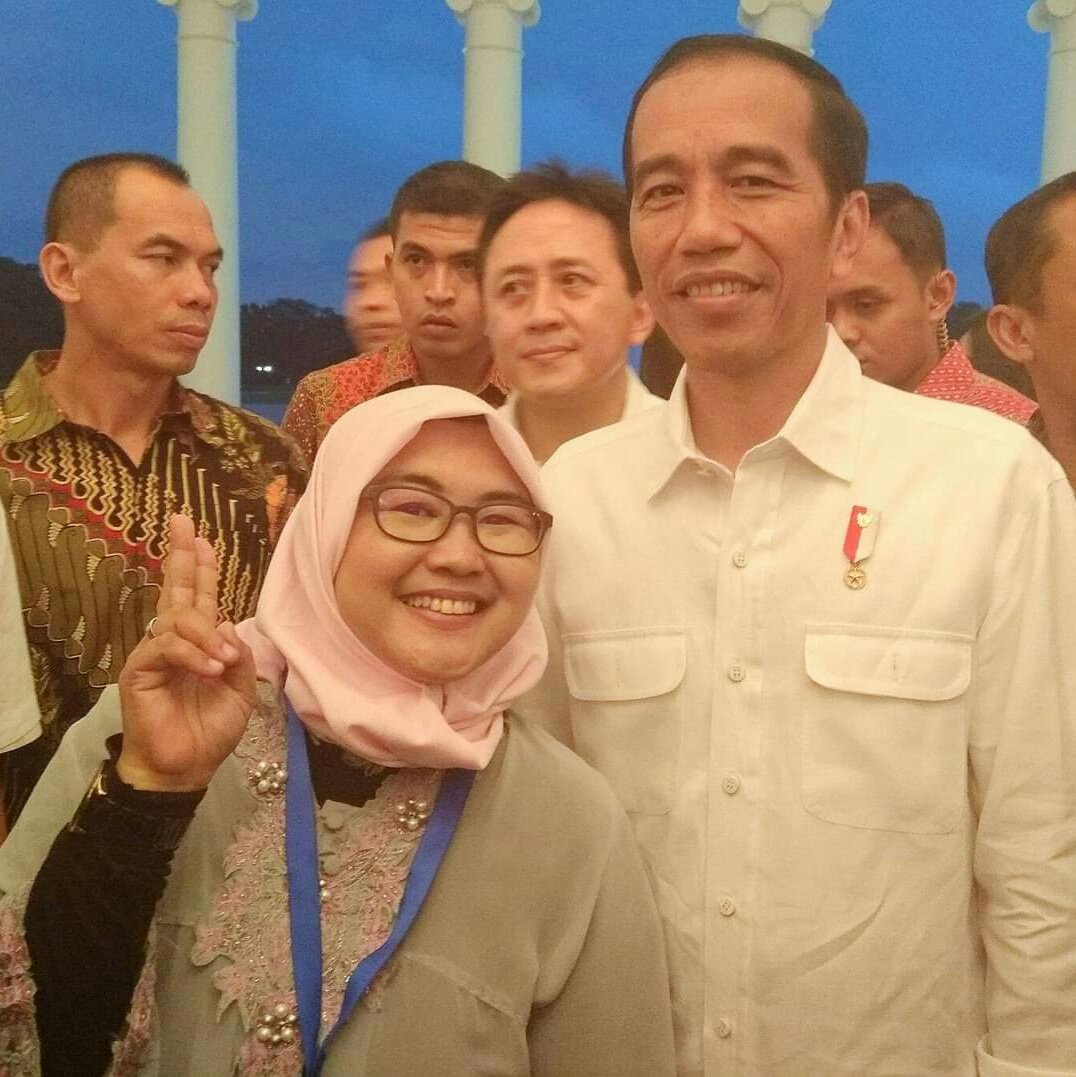 Saya sama sekali tidak tertarik membahas soal capres, siapa pun dia. Karena saya masih belum siap melepaskan pak <a href="/jokowi/">Joko Widodo</a> 😭
Adakah yang sama seperti saya ...